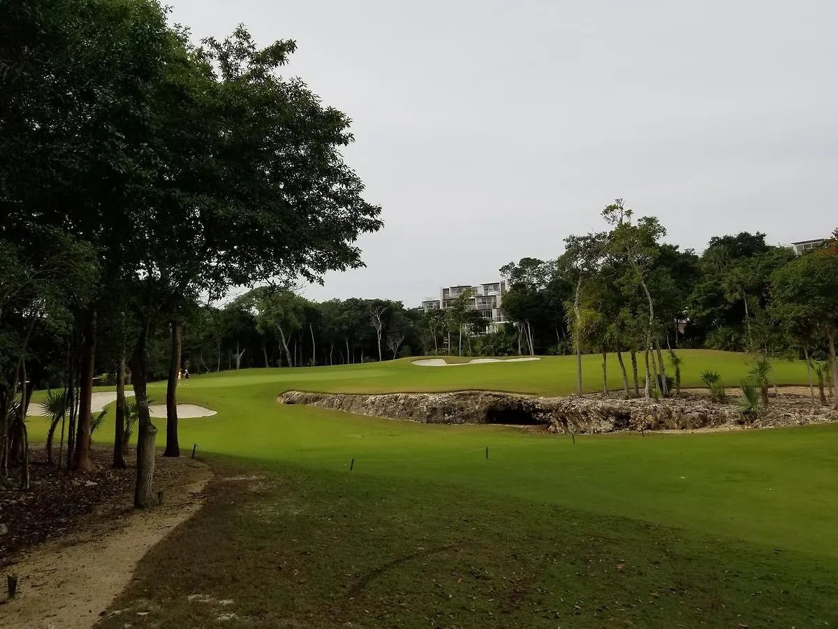 Luxury 2 Bedroom Bahia Principe Condo 아쿠말