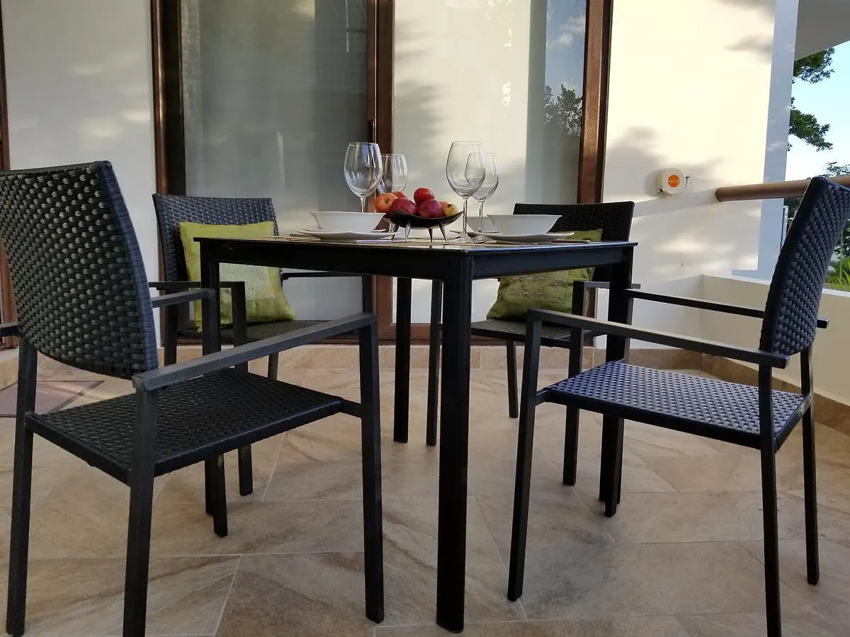 Luxury 2 Bedroom Bahia Principe Condo 아쿠말